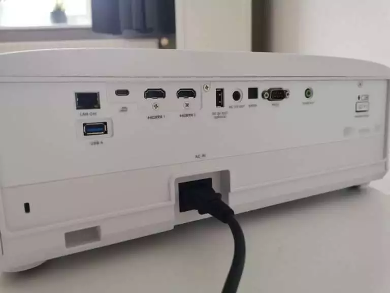 Die Anschlüsse des ACer L811