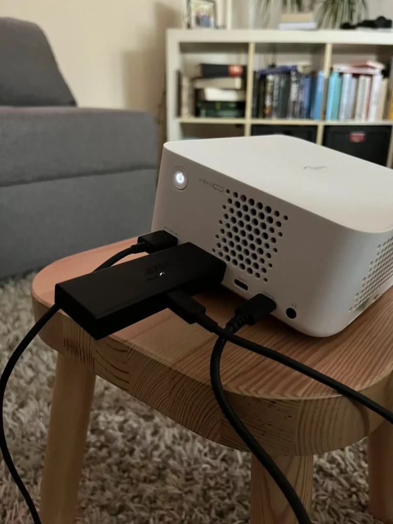 Beamer Anschlüsse des Optoma ML1080ST Seitansicht