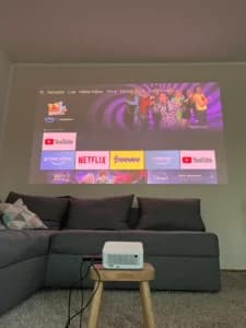 ML1080ST großes Bild mit wenig Wandabstand als Kurzdistanz-Beamer